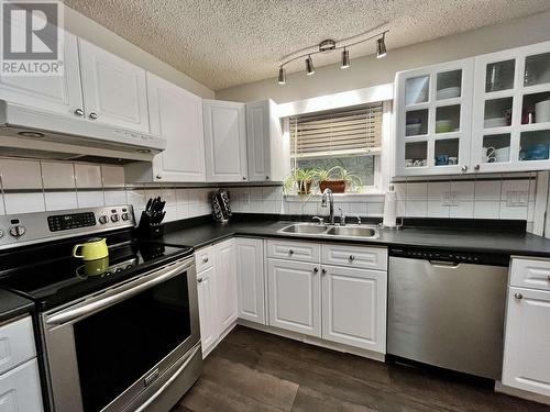 1460 N Eleventh Avenue, Williams Lake, BC - Indoor Photo Showing Kitchen With Double Sink