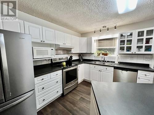 1460 N Eleventh Avenue, Williams Lake, BC - Indoor Photo Showing Kitchen With Double Sink
