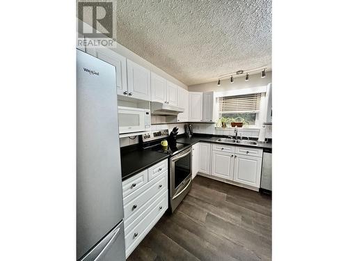 1460 N Eleventh Avenue, Williams Lake, BC - Indoor Photo Showing Kitchen With Double Sink