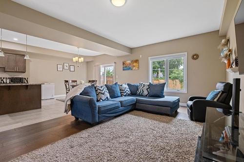 16 Prospect Avenue|Unit #B, St. Catharines, ON - Indoor Photo Showing Living Room