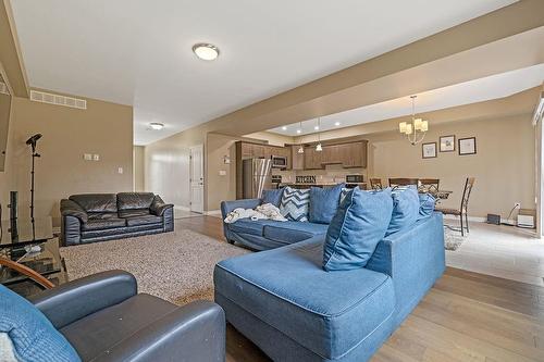 16 Prospect Avenue|Unit #B, St. Catharines, ON - Indoor Photo Showing Living Room