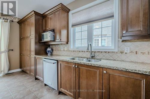 2240 Wuthering Heights Way, Oakville, ON - Indoor Photo Showing Kitchen With Double Sink
