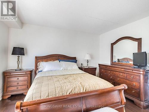 809 - 2737 Keele Street, Toronto (Downsview-Roding-Cfb), ON - Indoor Photo Showing Bedroom