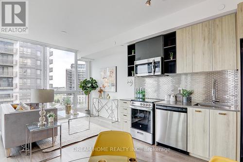 812 - 10 De Boers Drive, Toronto, ON - Indoor Photo Showing Kitchen With Upgraded Kitchen