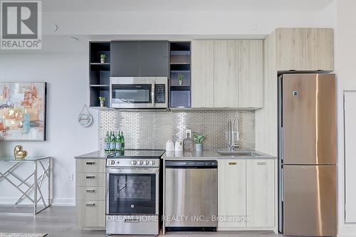 812 - 10 De Boers Drive, Toronto, ON - Indoor Photo Showing Kitchen With Upgraded Kitchen