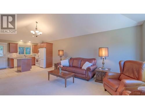 4433 Gordon Drive Unit# 212, Kelowna, BC - Indoor Photo Showing Living Room