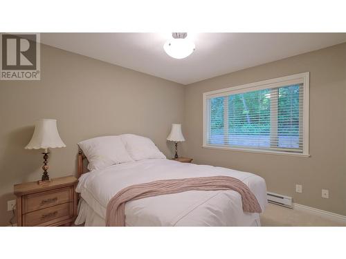 4433 Gordon Drive Unit# 212, Kelowna, BC - Indoor Photo Showing Bedroom