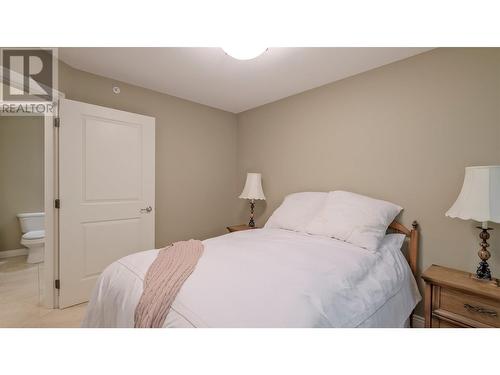 4433 Gordon Drive Unit# 212, Kelowna, BC - Indoor Photo Showing Bedroom