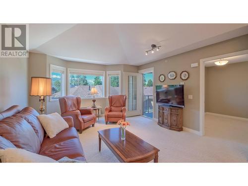 4433 Gordon Drive Unit# 212, Kelowna, BC - Indoor Photo Showing Living Room