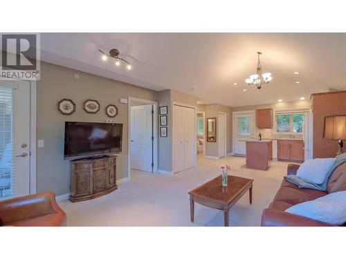 4433 Gordon Drive Unit# 212, Kelowna, BC - Indoor Photo Showing Living Room