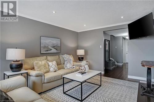 10 Steeles Crescent, Cambridge, ON - Indoor Photo Showing Living Room