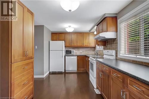 10 Steeles Crescent, Cambridge, ON - Indoor Photo Showing Kitchen