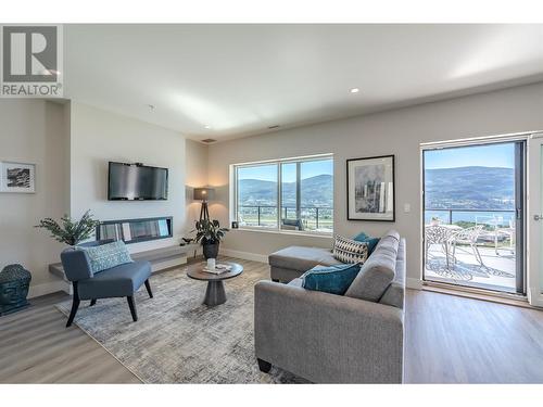 600 Vista Park Unit# 632, Penticton, BC - Indoor Photo Showing Living Room