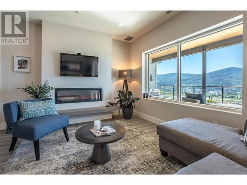 600 Vista Park Unit# 632, Penticton, BC - Indoor Photo Showing Living Room With Fireplace