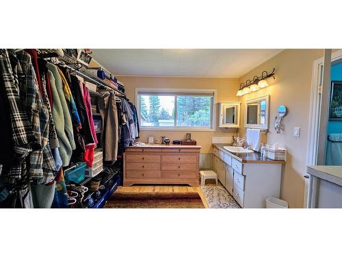4983 Mcgrath Avenue, Canal Flats, BC - Indoor With Storage
