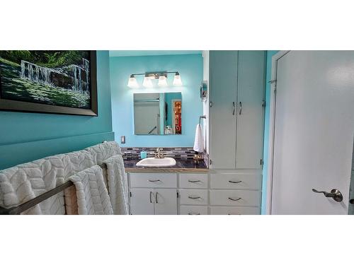 4983 Mcgrath Avenue, Canal Flats, BC - Indoor Photo Showing Bathroom
