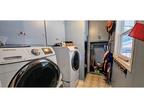 4983 Mcgrath Avenue, Canal Flats, BC - Indoor Photo Showing Laundry Room