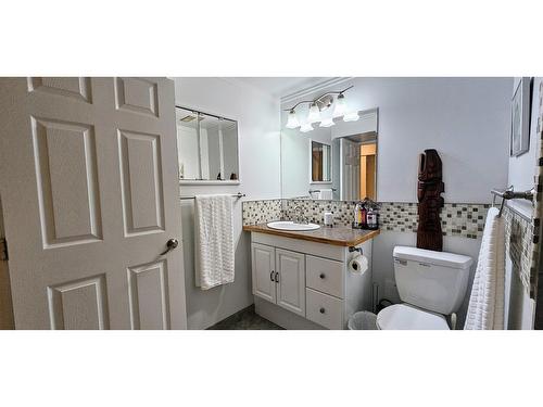 4983 Mcgrath Avenue, Canal Flats, BC - Indoor Photo Showing Bathroom