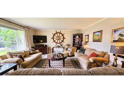 4983 Mcgrath Avenue, Canal Flats, BC - Indoor Photo Showing Living Room