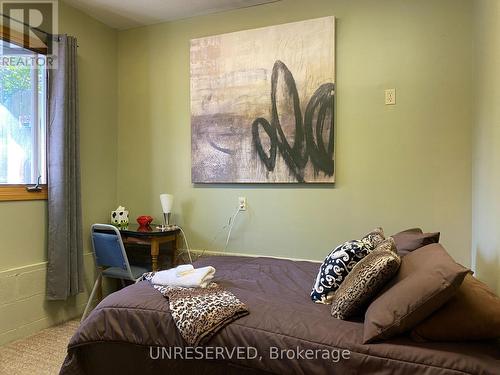 96 Main Street W, Chatham-Kent, ON - Indoor Photo Showing Bedroom