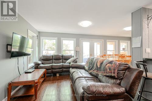 4 Clover Court, Kawartha Lakes, ON - Indoor Photo Showing Living Room