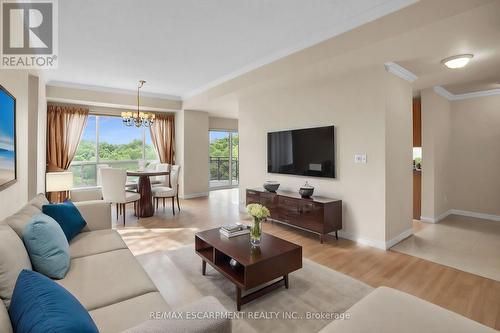 807 - 3000 Creekside Drive, Hamilton, ON - Indoor Photo Showing Living Room