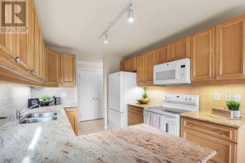 807 - 3000 Creekside Drive, Hamilton, ON - Indoor Photo Showing Kitchen With Double Sink
