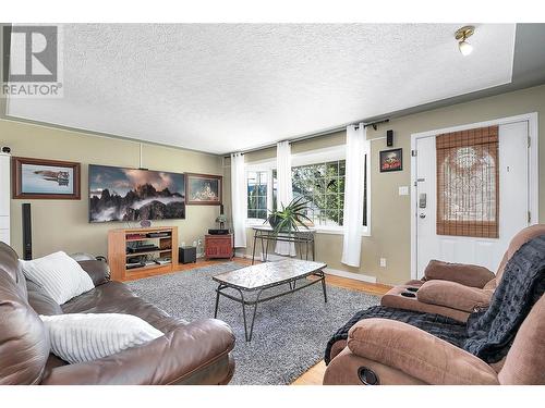 155 Sadler Road, Kelowna, BC - Indoor Photo Showing Living Room