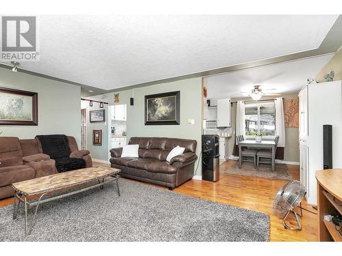 155 Sadler Road, Kelowna, BC - Indoor Photo Showing Living Room