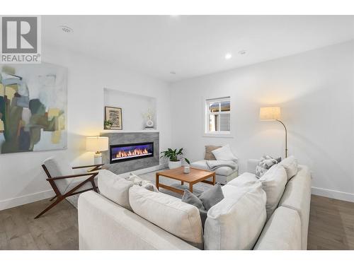 1259 Ethel Street, Kelowna, BC - Indoor Photo Showing Living Room With Fireplace