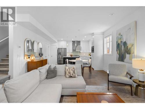 1259 Ethel Street, Kelowna, BC - Indoor Photo Showing Living Room