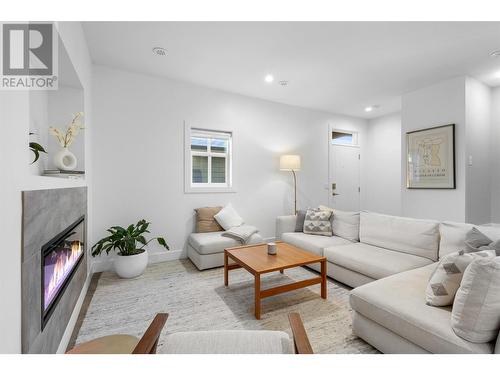 1259 Ethel Street, Kelowna, BC - Indoor Photo Showing Living Room With Fireplace