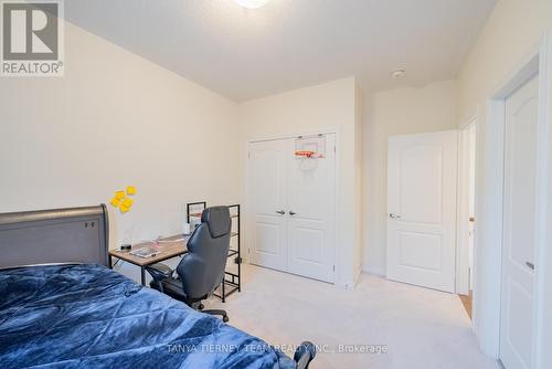 1211 Plymouth Drive, Oshawa, ON - Indoor Photo Showing Bedroom