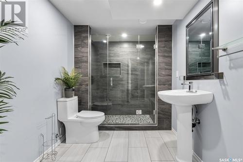 218 Carr Lane, Saskatoon, SK - Indoor Photo Showing Bathroom