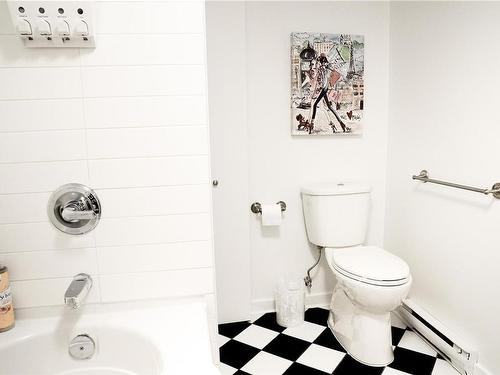 103-1315 Waddington Alley, Victoria, BC - Indoor Photo Showing Bathroom