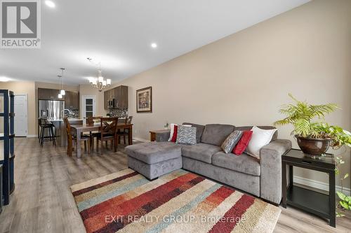 131 Essex Drive, Belleville, ON - Indoor Photo Showing Living Room