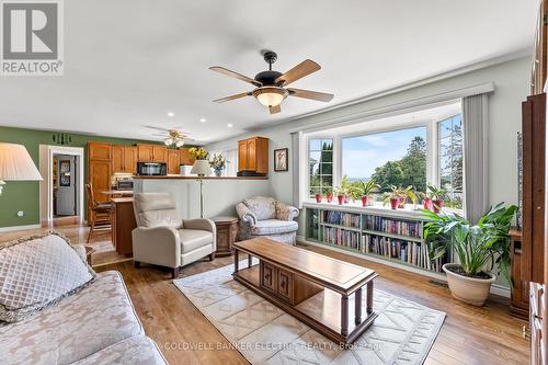 129 Victoria Drive, Kawartha Lakes, ON - Indoor Photo Showing Living Room