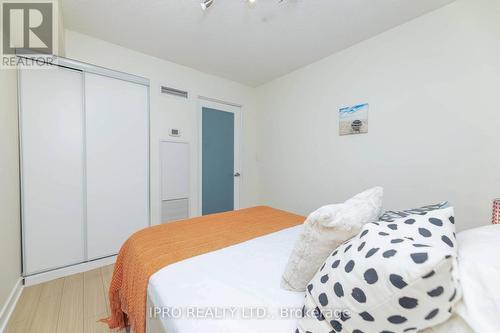 520 - 10 Capreol Court, Toronto, ON - Indoor Photo Showing Bedroom