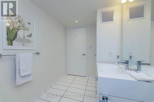 520 - 10 Capreol Court, Toronto, ON - Indoor Photo Showing Bathroom