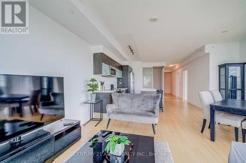 4916 - 386 Yonge Street, Toronto, ON - Indoor Photo Showing Living Room