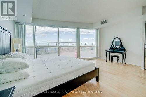 4916 - 386 Yonge Street, Toronto, ON - Indoor Photo Showing Bedroom