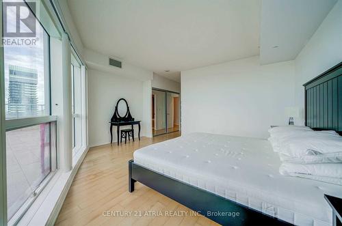 4916 - 386 Yonge Street, Toronto, ON - Indoor Photo Showing Bedroom