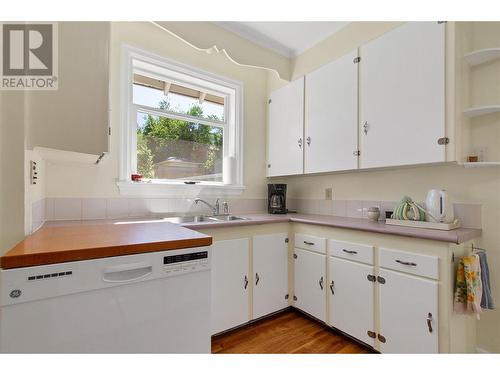 2601 27 Street, Vernon, BC - Indoor Photo Showing Kitchen With Double Sink