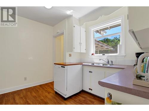 2601 27 Street, Vernon, BC - Indoor Photo Showing Kitchen With Double Sink