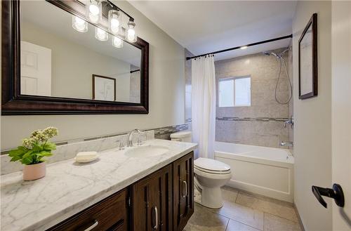 267 Ivon Avenue, Hamilton, ON - Indoor Photo Showing Bathroom