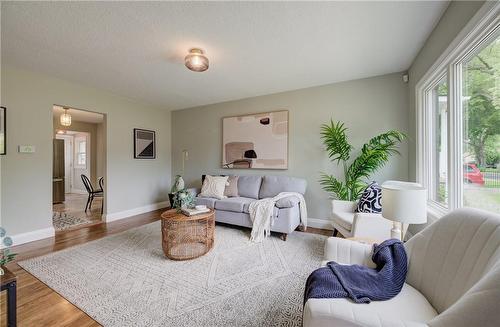 267 Ivon Avenue, Hamilton, ON - Indoor Photo Showing Living Room