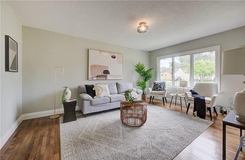 267 Ivon Avenue, Hamilton, ON - Indoor Photo Showing Living Room