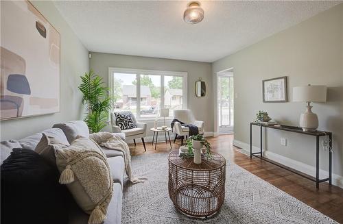 267 Ivon Avenue, Hamilton, ON - Indoor Photo Showing Living Room