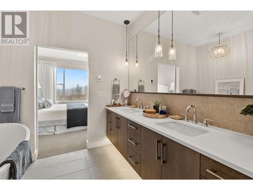 472 Sparrow Hawk Court, Kelowna, BC - Indoor Photo Showing Bathroom