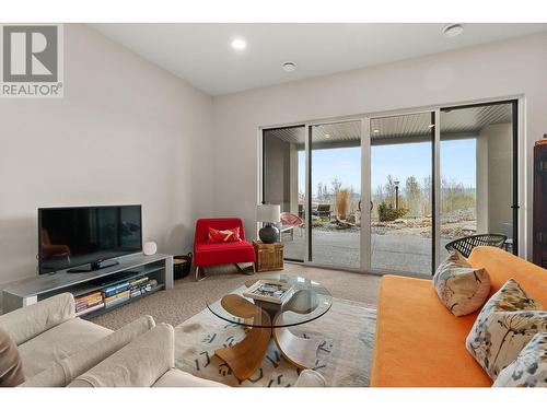 472 Sparrow Hawk Court, Kelowna, BC - Indoor Photo Showing Living Room